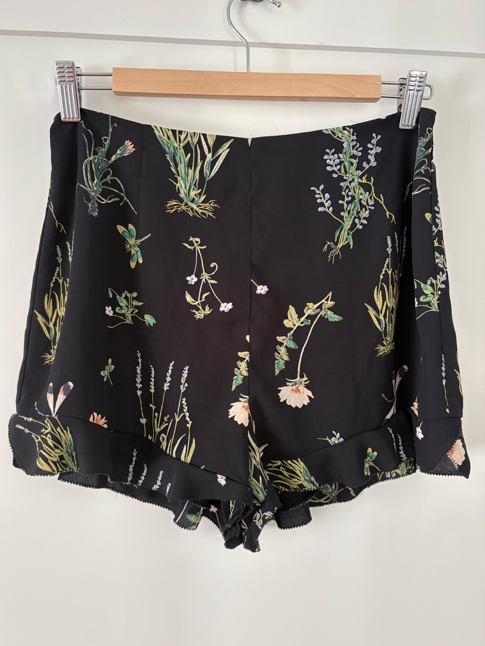 Sunday Best Aritzia black flowy dragonfly floral print ruffle bottom shorts sz 8